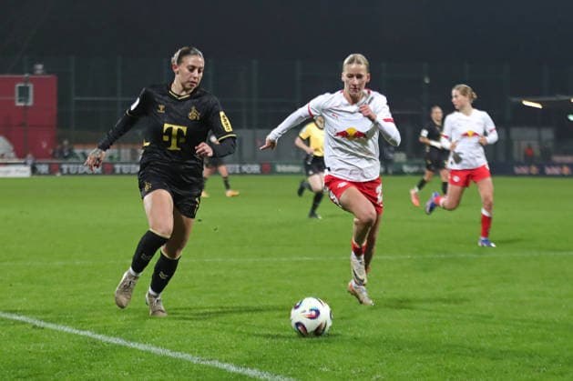 Google Pixel Frauen-Bundesliga, RB Leipzig - 1. FC Köln; 21.12.2025 Zoe Hasenauer (16, 1. FC Köln) gegen Marlene Müller (27, RB Leipzig). Fußball, Google Pixel Frauen-Bundesliga, Saison 2025 2026, 14. Spieltag: RB Leipzig vs. 1. FC Köln am 21.12.2025, Trainingszentrum Cottaweg, Leipzig. DFB REGULATIONS PROHIBIT ANY USE OF PHOTOGRAPHS AS IMAGE SEQUENCES AND OR QUASI-VIDEO. Copyright: xBEAUTIFULxSPORTS JanxKaeferx