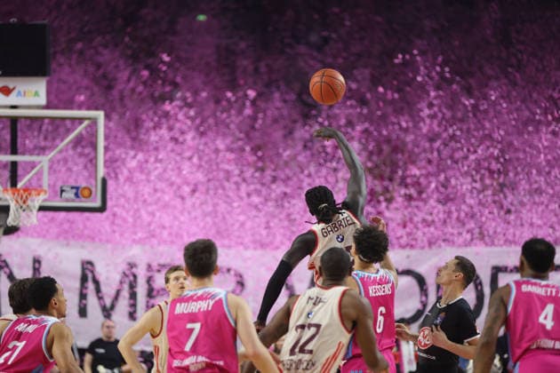 Wenyen Gabriel (Bayern) mit Konfettiregen im Hintergrund, Telekom Baskets Bonn vs Bayern München, easyCredit BBL, 31. Spieltag, Bonn, 21.12.2025.