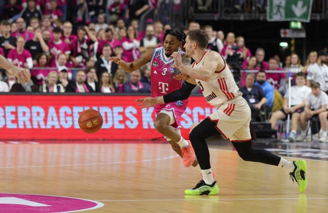 Zach Cooks (Bonn, L) gegen Andreas Obst (Bayern), Telekom Baskets Bonn vs Bayern München, easyCredit BBL, 31. Spieltag, Bonn, 21.12.2025.