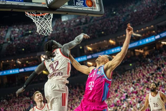 Wenyen Gabriel, Center, (FC Bayern Basketball 32), Joel Aminu, Shooting Guard, (Telekom Baskets Bonn 21), , Telekom Baskets Bonn vs. FC Bayern Basketball, Basketball, BBL, 31. Spieltag, 21.12.2025 Koeln Nordrhein-Westfalen Deutschland