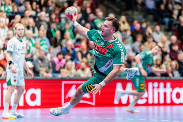 Tom Bergner (GWD Minden, 28) im Torwurf GER, GWD Minden vs. Fuechse Berlin, Handball, 1. Bundesliga, 18. Spieltag, Spielzeit 2025 2026, 21.12.2025 GER, GWD Minden vs. Fuechse Berlin, Handball, 1. Bundesliga, 18. Spieltag, Spielzeit 2025 2026, 21.12.2025 Luebbecke Copyright: xEibner-Pressefoto JanxRollingerx EP_JSK