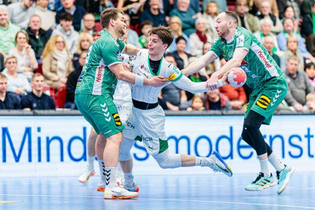 v.l. Ian Weber (GWD Minden, 13), Nils Lichtlein (Fuechse Berlin, 17), Keno Danzenbaecher (GWD Minden, 72) GER, GWD Minden vs. Fuechse Berlin, Handball, 1. Bundesliga, 18. Spieltag, Spielzeit 2025 2026, 21.12.2025 GER, GWD Minden vs. Fuechse Berlin, Handball, 1. Bundesliga, 18. Spieltag, Spielzeit 2025 2026, 21.12.2025 Luebbecke Copyright: xEibner-Pressefoto JanxRollingerx EP_JSK