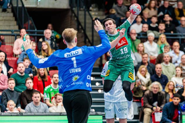 v.l. Lasse Ludwig (Fuechse Berlin, 01), Jakub Sterba (GWD Minden, 19) im Torwurf GER, GWD Minden vs. Fuechse Berlin, Handball, 1. Bundesliga, 18. Spieltag, Spielzeit 2025 2026, 21.12.2025 GER, GWD Minden vs. Fuechse Berlin, Handball, 1. Bundesliga, 18. Spieltag, Spielzeit 2025 2026, 21.12.2025 Luebbecke Copyright: xEibner-Pressefoto JanxRollingerx EP_JSK