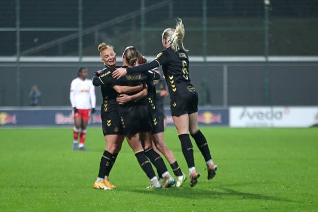 Google Pixel Frauen-Bundesliga, RB Leipzig - 1. FC Köln; 21.12.2025 Jubel bei Laura Vogt (8, 1. FC Köln) und Kolleginnen. Fußball, Google Pixel Frauen-Bundesliga, Saison 2025 2026, 14. Spieltag: RB Leipzig vs. 1. FC Köln am 21.12.2025, Trainingszentrum Cottaweg, Leipzig. DFB REGULATIONS PROHIBIT ANY USE OF PHOTOGRAPHS AS IMAGE SEQUENCES AND OR QUASI-VIDEO. Copyright: xBEAUTIFULxSPORTS JanxKaeferx