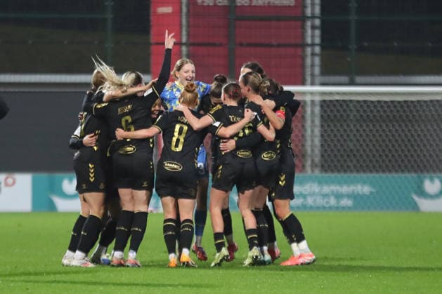 Google Pixel Frauen-Bundesliga, RB Leipzig - 1. FC Köln; 21.12.2025 Sieg-Jubel beim Team des 1. FC Köln, mit Torwart Irina Fuchs (34, 1. FC Köln). Fußball, Google Pixel Frauen-Bundesliga, Saison 2025 2026, 14. Spieltag: RB Leipzig vs. 1. FC Köln am 21.12.2025, Trainingszentrum Cottaweg, Leipzig. DFB REGULATIONS PROHIBIT ANY USE OF PHOTOGRAPHS AS IMAGE SEQUENCES AND OR QUASI-VIDEO. Copyright: xBEAUTIFULxSPORTS JanxKaeferx