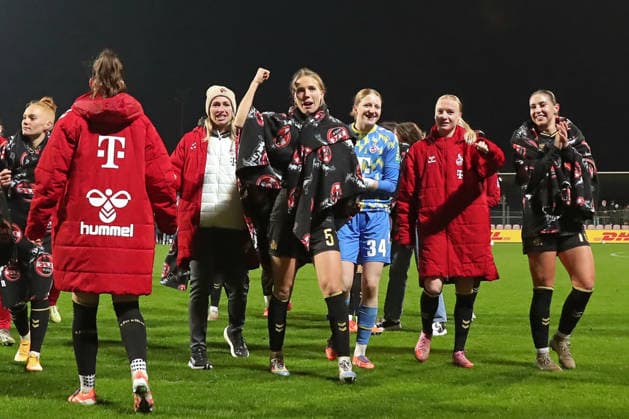 Google Pixel Frauen-Bundesliga, RB Leipzig - 1. FC Köln; 21.12.2025 Jubel und Siegerfaust bei Celina Degen (5, 1. FC Köln) und ihrem Team. Freude, Emotionen. Fußball, Google Pixel Frauen-Bundesliga, Saison 2025 2026, 14. Spieltag: RB Leipzig vs. 1. FC Köln am 21.12.2025, Trainingszentrum Cottaweg, Leipzig. DFB REGULATIONS PROHIBIT ANY USE OF PHOTOGRAPHS AS IMAGE SEQUENCES AND OR QUASI-VIDEO. Copyright: xBEAUTIFULxSPORTS JanxKaeferx