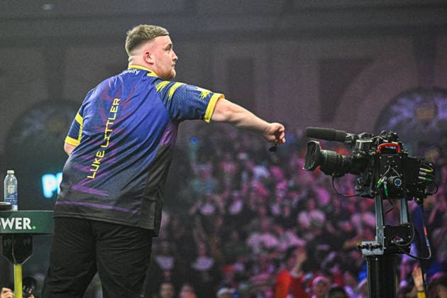 21 12 2025. 2025 26 World Darts Championship Luke Littler (1) throws his flights into the crowd during the 2025 26 Paddy Power World Darts Championships at Alexandra Palace, London, United Kingdom on 21 December 2025. Editorial use only , Copyright: xWaynexTuckwellx PSI-23379-0546