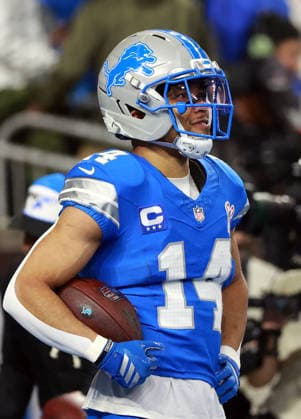 Pittsburgh Steelers vs Detroit Lions DETROIT,MICHIGAN-December21: Wide receiver Amon-Ra St. Brown (14) of the Detroit Lions stands on the field with the ball ahead of an NFL, American Football Herren, USA football game between the Pittsburgh Steelers and the Detroit Lions in Detroit, Michigan USA, on Sunday, December 21, 2025. Detroit Michigan United States  Copyright: xAmyxLemusx originalFilename:lemus-pittsbur251221_npvyR.jpg