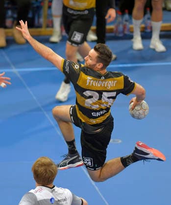 21.12.2025, Dresdens Sebastian Greß wirft, Handball, 2. Bundesliga, HC Elbflorenz Dresden - TV Großwallstadt, (c) Dresden