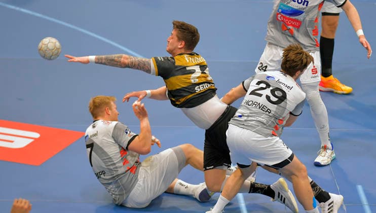 21.12.2025, Dresdens Oliver Seidler am Kreis erfolgreich, Handball, 2. Bundesliga, HC Elbflorenz Dresden - TV Großwallstadt, (c) Dresden