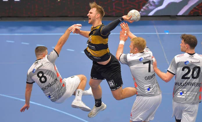 21.12.2025, Dresdens Anton Preußner, gegen Großwallstadts Florian Eisenträger, Patrick Gempp und Finn Wullenweber, Handball, 2. Bundesliga, HC Elbflorenz Dresden - TV Großwallstadt, (c) Dresden