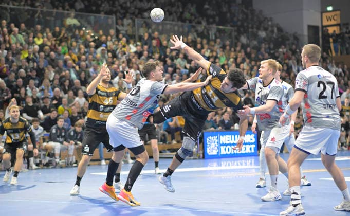 21.12.2025, Dresdens Doruk Pehlivan spielt den Ball, Handball, 2. Bundesliga, HC Elbflorenz Dresden - TV Großwallstadt, (c) Dresden