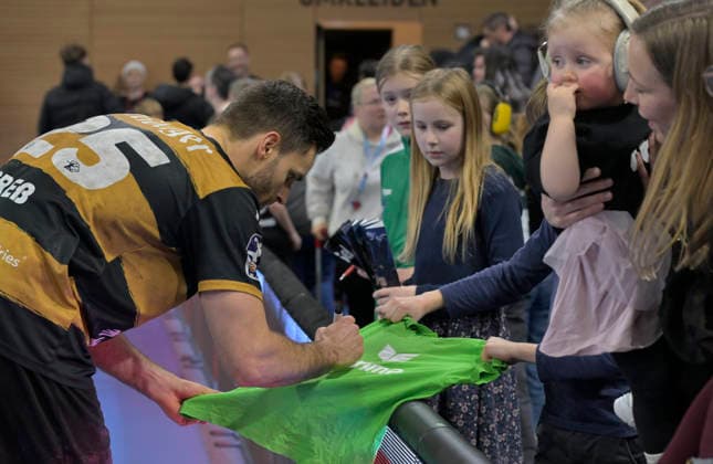 21.12.2025, Dresdens Sebastian Greß gibt Autogramme, Handball, 2. Bundesliga, HC Elbflorenz Dresden - TV Großwallstadt, (c) Dresden