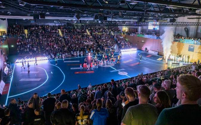 21.12.2025, Spielbeginn, Einlaufen, volle Halle, Zuschauer, Handball, 2. Bundesliga, HC Elbflorenz Dresden - TV Großwallstadt, (c) Dresden