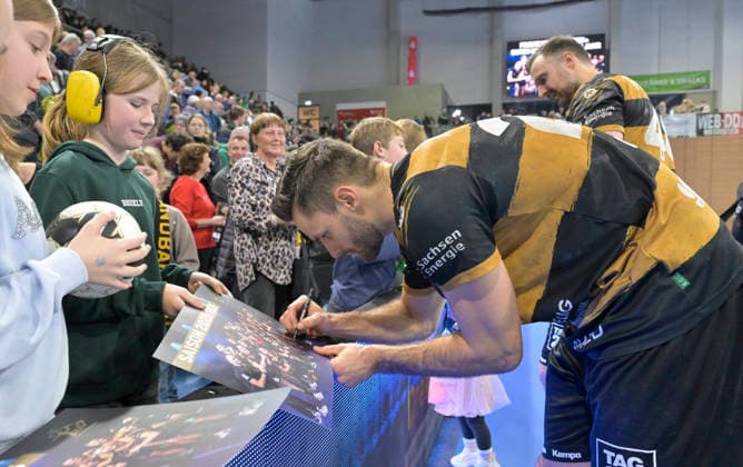 21.12.2025, Dresdens Sebastian Greß gibt Autogramme, Handball, 2. Bundesliga, HC Elbflorenz Dresden - TV Großwallstadt, (c) Dresden