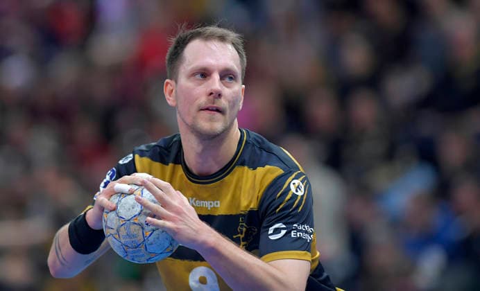 21.12.2025, Dresdens Julius Dierberg vor einem Strafwurf, Handball, 2. Bundesliga, HC Elbflorenz Dresden - TV Großwallstadt, (c) Dresden