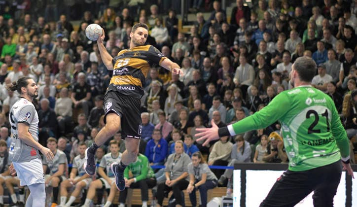 21.12.2025, Dresdens Sebastian Greß gegen Großwallstadts Stefan Hanemann, Handball, 2. Bundesliga, HC Elbflorenz Dresden - TV Großwallstadt, (c) Dresden