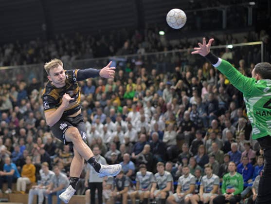 21.12.2025, Dresdens Anton Preuner gegen Großwallstadts Stefan Hanemann, Handball, 2. Bundesliga, HC Elbflorenz Dresden - TV Großwallstadt, (c) Dresden