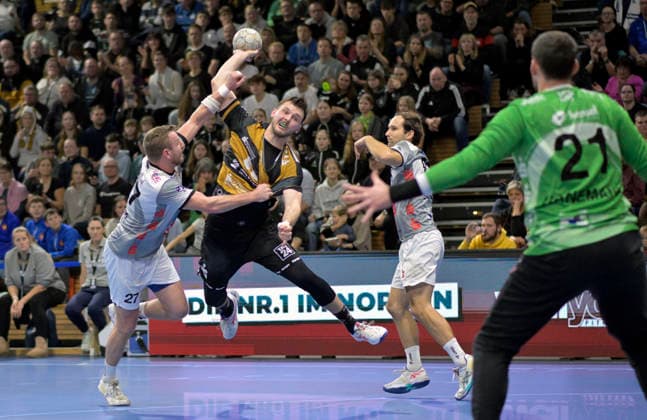 21.12.2025, Dresdens Timo Löser gegen Großwallstadts Abwehr, Handball, 2. Bundesliga, HC Elbflorenz Dresden - TV Großwallstadt, (c) Dresden