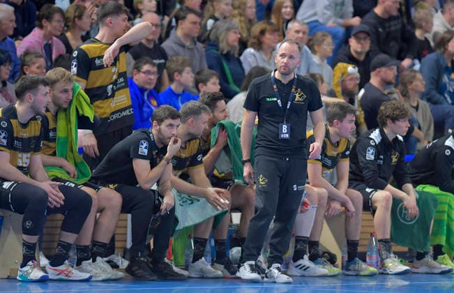 21.12.2025, Dresdens Trainer André Haber mit den Wechselspielern, Handball, 2. Bundesliga, HC Elbflorenz Dresden - TV Großwallstadt, (c) Dresden