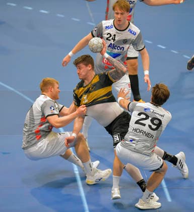 21.12.2025, Dresdens Oliver Seidler gegen die Großwallstädter Abwehr, Handball, 2. Bundesliga, HC Elbflorenz Dresden - TV Großwallstadt, (c) Dresden