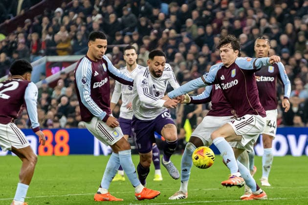 Aston Villa v Manchester United, ManU Premier League 21 12 2025. Manchester United forward Matheus Cunha (10) runs forward with ball within group of Villa defenders during the Premier League match between Aston Villa and Manchester United at Villa Park, Birmingham, England on 21 December 2025. Birmingham Villa Park West Midlands England Editorial use only DataCo restrictions apply See www.football-dataco.com , Copyright: xManjitxNarotrax PSI-23452-0111