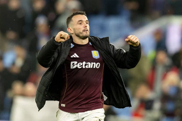 Aston Villa v Manchester United, ManU Premier League 21 12 2025. Aston Villa midfielder John McGinn (7) celebrates win with fans after the Premier League match between Aston Villa and Manchester United at Villa Park, Birmingham, England on 21 December 2025. Birmingham Villa Park West Midlands England Editorial use only DataCo restrictions apply See www.football-dataco.com , Copyright: xManjitxNarotrax PSI-23452-0228
