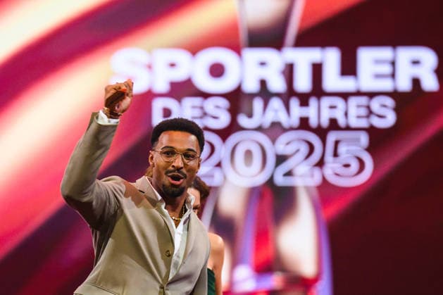 Sportler des Jahres 2025 Leo Neugebauer jubelt bei der Veranstaltung Sportler des Jahres 2025 mit seinem Pokal über den 1. Platz. Baden-Baden Kurhaus Baden-Württemberg Deutschland *** Sportsman of the Year 2025 Leo Neugebauer celebrates with his trophy for 1st place at the Sportsman of the Year 2025 event Baden Baden Kurhaus Baden Württemberg Germany