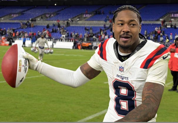 BALTIMORE, MD - DECEMBER 21: New England Patriots wide receiver Stefon Diggs (8) runs off the field following the New England Patriots game against the Baltimore Ravens game on December 21, 2025 at the M&T Bank Stadium in Baltimore, MD. (Photo by Mark Goldman Icon Sportswire) NFL, American Football Herren, USA DEC 21 Patriots at Ravens EDITORIAL USE ONLY Icon74925122121