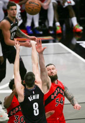 (251222) -- NEW YORK, Dec. 22, 2025 -- Egor Demin (front) of Brooklyn Nets shoots under the defence of Sandro Mamukelashvili (R) of Toronto Raptors during the 2025-2026 NBA, Basketball Herren, USA regular season game between Brooklyn Nets and Toronto Raptors in New York, the United States, Dec. 21, 2025. ) (SP)U.S.-NEW YORK-BASKETBALL-NBA-RAPTORS VS NETS ZhangxFengguo 