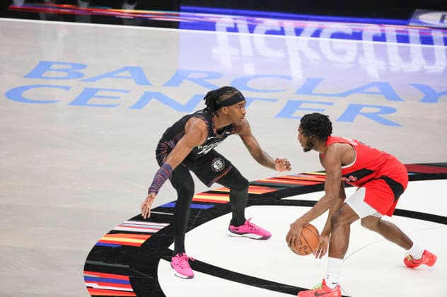 (251222) -- NEW YORK, Dec. 22, 2025 -- Terance Mann (L) of Brooklyn Nets defends Immanuel Quickley of Toronto Raptors during the 2025-2026 NBA, Basketball Herren, USA regular season game between Brooklyn Nets and Toronto Raptors in New York, the United States, Dec. 21, 2025. ) (SP)U.S.-NEW YORK-BASKETBALL-NBA-RAPTORS VS NETS ZhangxFengguo 