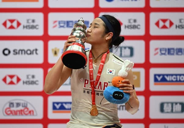 HANGZHOU, CHINA - DECEMBER 21: Champion An Se-young of South Korea poses on the podium after winning the Women s Singles Final match against Wang Zhiyi of China on day 5 of the BWF World Tour Finals 2025 at Hangzhou Olympic Sports Centre Gymnasium on December 21, 2025 in Hangzhou, Zhejiang Province of China.  Copyright: xChinaxNewsxServicex 111611304902