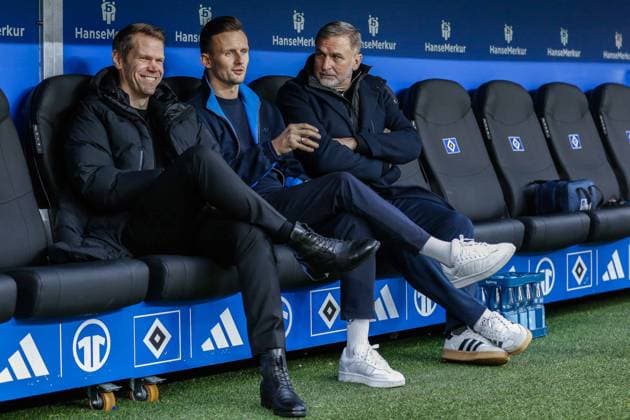 Eric Huwer Vorstand Finanzen Claus Costa Direktor Profifußball Sportchef Stefan Kuntz ( HSV ) Deutschland , Hamburg , Volksparkstadion , Fussball , 1. Bundesliga , Hamburger SV - Eintracht Frankfurt