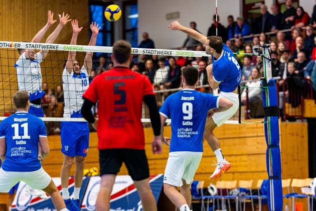 21.12.2025, GER, Volleyball, 2.BL Maenner Sued, Saison 2025 2026, Blue Volleys Gotha - L.E. Volleys Dominik Duchac (Blue Volleys Gotha), Paul Lohrisch (L.E. Volleys Leipzig) 99867 Gotha Sporthalle Sportanlage Ernesti Thüringen Deutschland