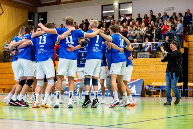 21.12.2025, GER, Volleyball, 2.BL Maenner Sued, Saison 2025 2026, Blue Volleys Gotha - L.E. Volleys Ausgelassener Jubel bei der Mannschaft Blue Volleys Gotha nach dem 3:1 Satzerfolg gegen die L.E. Volleys Leipzig, mit im Bild Ben Bierwisch (Blue Volleys Gotha) , Robert Werner (Blue Volleys Gotha), Len Spankowski (Blue Volleys Gotha), Christoph Assmann (Blue Volleys Gotha), Hannes Krochmann (Blue Volleys Gotha), Lauritz Jastrow (Blue Volleys Gotha), Dominik Duchac (Blue Volleys Gotha) 99867 Gotha Sporthalle Sportanlage Ernesti Thüringen Deutschland