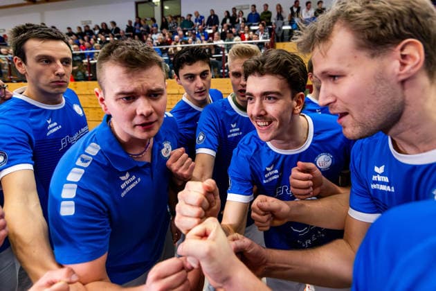 21.12.2025, GER, Volleyball, 2.BL Maenner Sued, Saison 2025 2026, Blue Volleys Gotha - L.E. Volleys Robert Werner (Blue Volleys Gotha), Christoph Assmann (Blue Volleys Gotha), Jean Filippidis (Blue Volleys Gotha), Hannes Krochmann (Blue Volleys Gotha), Daniel Mark Ridings (Blue Volleys Gotha), Tim Wagner (Blue Volleys Gotha) 99867 Gotha Sporthalle Sportanlage Ernesti Thüringen Deutschland