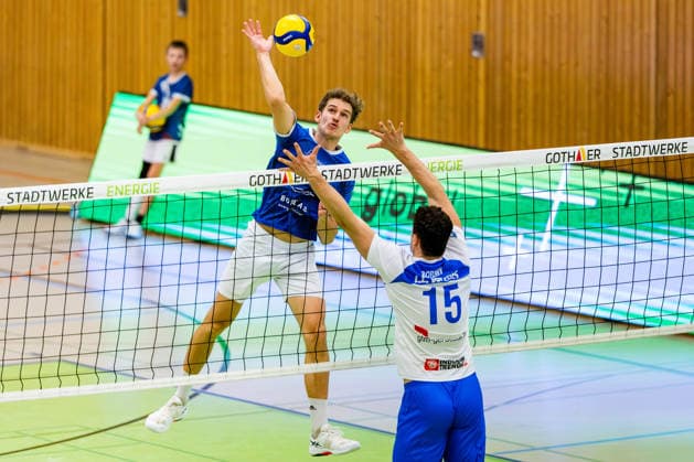 21.12.2025, GER, Volleyball, 2.BL Maenner Sued, Saison 2025 2026, Blue Volleys Gotha - L.E. Volleys Lauritz Jastrow (Blue Volleys Gotha), Lennard Rossmy (L.E. Volleys Leipzig) 99867 Gotha Sporthalle Sportanlage Ernesti Thüringen Deutschland