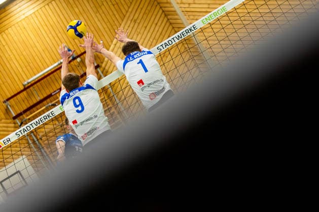 21.12.2025, GER, Volleyball, 2.BL Maenner Sued, Saison 2025 2026, Blue Volleys Gotha - L.E. Volleys Ben Bierwisch (Blue Volleys Gotha) Cedrik Moede (L.E. Volleys Leipzig), Maxim Kuenitz (L.E. Volleys Leipzig) 99867 Gotha Sporthalle Sportanlage Ernesti Thüringen Deutschland