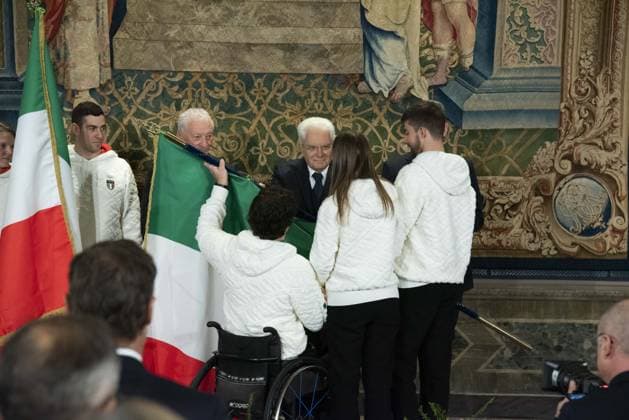 Foto IPP Diego Nangano Cappello Roma 22-12-2025 Cerimonia di consegna della Bandiera agli atleti italiani in partenza per i Giochi Olimpici e Paralimpici di Milano Cortina 2026 nella foto: Luciano Buonfiglio (Presidente del Comitato Olimpico Nazionale Italiano), Sergio Mattarella (Presidente della Repubblica Italiana), Marco Giunio De Sanctis (Presidente di Comitato Italiano Paralimpico), consegna la Bandiera Italiana atleti in partenza per i Giochi Olimpici e Paralimpici di Milano-Cortina 2026. Italy Photo Press - World Copyright italy ITALY  Copyright: xR4924_italyphotopressx