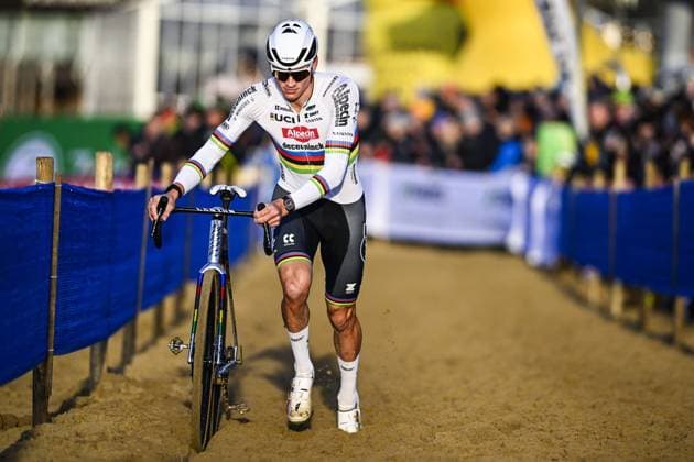 Sport Themen der Woche KW52 Dutch Mathieu Van Der Poel pictured in action during the men elite race of the Plage Cross cyclocross cycling event in Hofstade, stage 4 8 in the X20 Badkamers Trofee competition, Monday 22 December 2025. JASPERxJACOBS  x150770161x