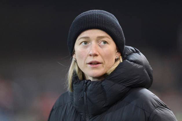 Lea Schüller (FC Bayern München) schaut waehrend des Spiels der Frauen Bundesliga zwischen Bayer 04 Leverkusen und Bayern München, Ulrich-Haberland-Stadion am 22. Dezember 2025 in Leverkusen, Deutschland. (Foto von Oliver Kaelke DeFodi Images) +++ Lea Schüller (FC Bayern München) looks on during the Woman Bundesliga match between Bayer 04 Leverkusen and Bayern München at Ulrich-Haberland-Stadion on December 22, 2025 in Leverkusen, Germany. (Photo by Oliver Kaelke DeFodi Images) DFL regulations prohibit any use of photographs as image sequences and or quasi-video. (Photo by Oliver Kaelke DeFodi Images) -