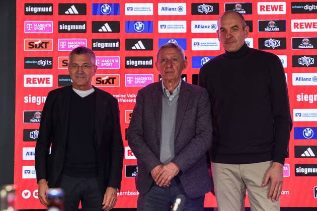 Herbert Hainer (FC Bayern Muenchen, Praesident), Svetislav Pesic (FC Bayern Basketball, neuer Chef-Trainer) und Dragan Tarlac (FC Bayern Basketball, Geschaeftsfuehrer , GER, FC Bayern Basketball Pressekonferenz, Saison 2025 2026, 22.12.2025, GER, FC Bayern Basketball Pressekonferenz, Saison 2025 2026, 22.12.2025 Muenchen Copyright: xEibner-Pressefoto JennixMaulx EP_JML