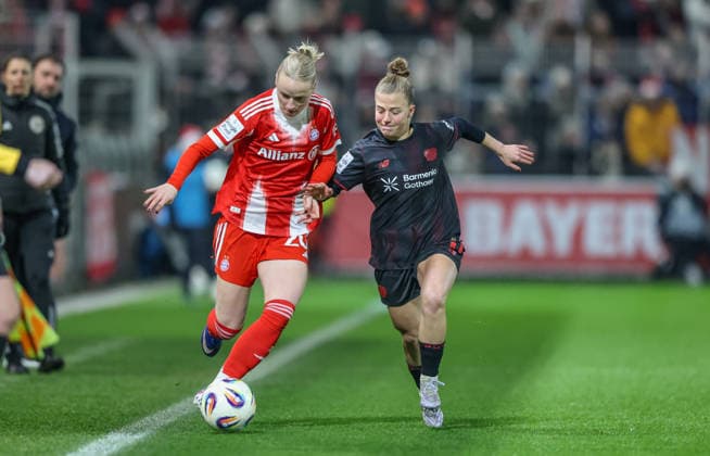 GER, Leverkusen, Bayer Leverkusen vs FC Bayern München, Google Pixel Frauen Bundesliga, Fussball, DFB, Spielzeit 2025 2026, Ulrich-Haberland-Stadion, 14. Spieltag im Bild v.l.: Franziska Kett (Bayern München 20), Kristin Kögel (Bayer Leverkusen 11), Zweikampf DFB DFL REGULATIONS PROHIBIT ANY USE OF PHOTOGRAPHS AS IMAGE SEQUENCES AND OR QUASI-VIDEO, 22.12.2025 Copyright: HMBxMedia HendrikxHamelau