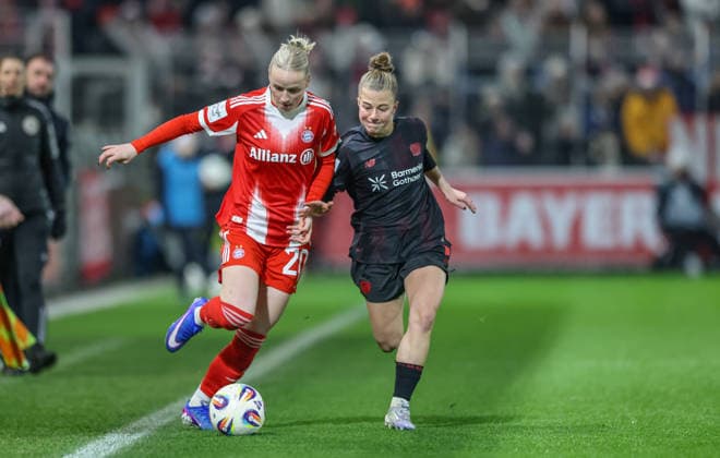 Sport Themen der Woche KW52 GER, Leverkusen, Bayer Leverkusen vs FC Bayern München, Google Pixel Frauen Bundesliga, Fussball, DFB, Spielzeit 2025 2026, Ulrich-Haberland-Stadion, 14. Spieltag im Bild v.l.: Franziska Kett (Bayern München 20), Kristin Kögel (Bayer Leverkusen 11), Zweikampf DFB DFL REGULATIONS PROHIBIT ANY USE OF PHOTOGRAPHS AS IMAGE SEQUENCES AND OR QUASI-VIDEO, 22.12.2025 *** GER, Leverkusen, Bayer Leverkusen vs FC Bayern Munich, Google Pixel Womens Bundesliga, Soccer, DFB, Season 2025 2026, Ulrich Haberland Stadium, 14 Matchday in picture f l Franziska Kett Bayern Munich 20 , Kristin Kögel Bayer Leverkusen 11 , Duel DFB DFL REGULATIONS PROHIBIT ANY USE OF PHOTOGRAPHS AS IMAGE SEQUENCES AND OR QUASI VIDEO, 22 12 2025 Copyright: HMBxMedia HendrikxHamelau