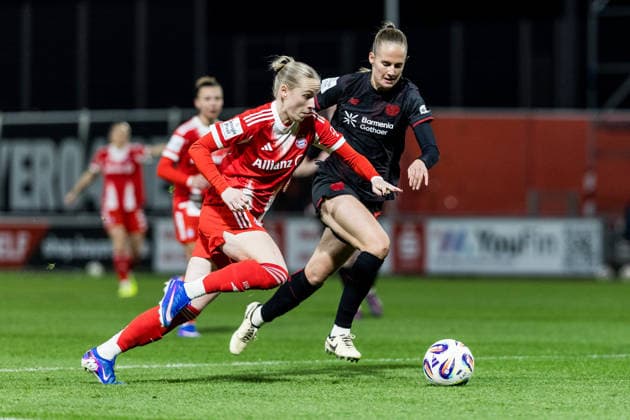 GOOGLE PIXEL Frauen-Bundesliga, Bayer 04 Leverkusen - FC Bayern München; 22.12.2025 Zweikampf Franziska Kett (FC Bayern München, 20), Juliette Vidal (Bayer 04 Leverkusen, 56) GOOGLE PIXEL Frauen-Bundesliga, Bayer 04 Leverkusen - FC Bayern München, Leverkusen, Ulrich-Haberland-Stadion am 22.12.2025 DFB REGULATIONS PROHIBIT ANY USE OF PHOTOGRAPHS AS IMAGE SEQUENCES AND OR QUASI-VIDEO. Copyright: xBEAUTIFULxSPORTS Wunderlx
