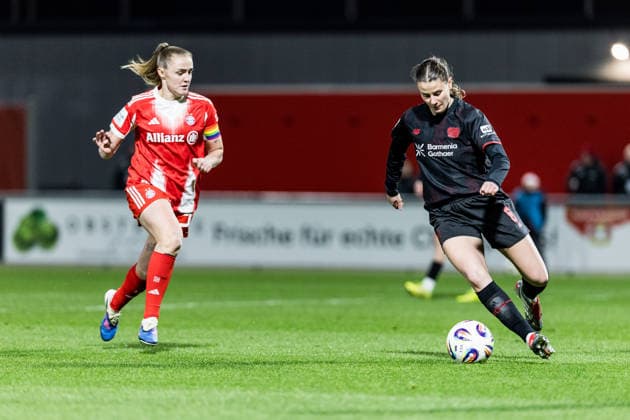 GOOGLE PIXEL Frauen-Bundesliga, Bayer 04 Leverkusen - FC Bayern München; 22.12.2025 Zweikampf Georgia Stanway (FC Bayern München, 31), Katharina Piljic (Bayer 04 Leverkusen, 6) GOOGLE PIXEL Frauen-Bundesliga, Bayer 04 Leverkusen - FC Bayern München, Leverkusen, Ulrich-Haberland-Stadion am 22.12.2025 DFB REGULATIONS PROHIBIT ANY USE OF PHOTOGRAPHS AS IMAGE SEQUENCES AND OR QUASI-VIDEO. Copyright: xBEAUTIFULxSPORTS Wunderlx