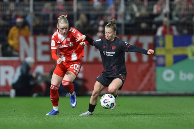 Franziska Kett (FC Bayern München) und 11k im Zweikampf waehrend des Spiels der Frauen Bundesliga zwischen Bayer 04 Leverkusen und Bayern München, Ulrich-Haberland-Stadion am 22. Dezember 2025 in Leverkusen, Deutschland. (Foto von Oliver Kaelke DeFodi Images) +++ Franziska Kett (FC Bayern München) und 11k battle for the ball during the Woman Bundesliga match between Bayer 04 Leverkusen and Bayern München at Ulrich-Haberland-Stadion on December 22, 2025 in Leverkusen, Germany. (Photo by Oliver Kaelke DeFodi Images) DFL regulations prohibit any use of photographs as image sequences and or quasi-video. (Photo by Oliver Kaelke DeFodi Images) -