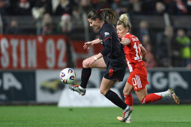 Katharina PiljiÄ‡ (Bayer 04 Leverkusen) und Linda Dallmann (FC Bayern München) im Zweikampf waehrend des Spiels der Frauen Bundesliga zwischen Bayer 04 Leverkusen und Bayern München, Ulrich-Haberland-Stadion am 22. Dezember 2025 in Leverkusen, Deutschland. (Foto von Oliver Kaelke DeFodi Images) +++ Katharina PiljiÄ‡ (Bayer 04 Leverkusen) und Linda Dallmann (FC Bayern München) battle for the ball during the Woman Bundesliga match between Bayer 04 Leverkusen and Bayern München at Ulrich-Haberland-Stadion on December 22, 2025 in Leverkusen, Germany. (Photo by Oliver Kaelke DeFodi Images) DFL regulations prohibit any use of photographs as image sequences and or quasi-video. (Photo by Oliver Kaelke DeFodi Images) -