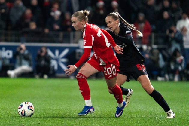Deutschland: Google Pixel Frauen-Bundesliga 2025 26, 14. Spieltag - Bayer 04 Leverkusen vs. FC Bayern München - 22.12.2025 - Ulrich-Haberland-Stadion Franziska Kett (FC Bayern München, 20) Juliette Vidal (Bayer 04 Leverkusen, 56) Copyright: xCelinaxLeiersx