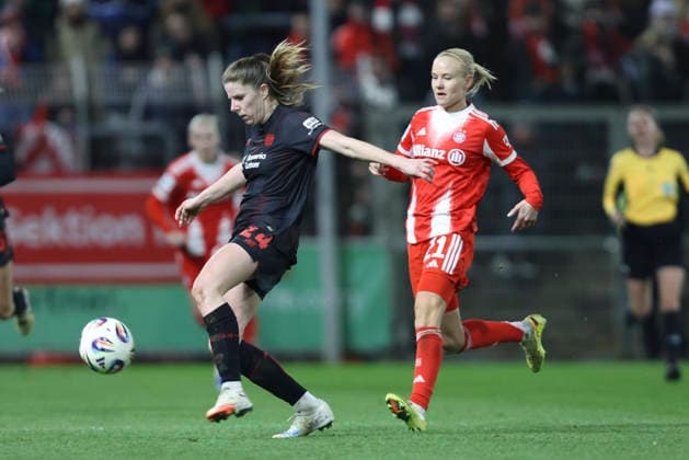 Lilla Turanyi (Bayer 04 Leverkusen) und Pernille Harder (FC Bayern München) im Zweikampf waehrend des Spiels der Frauen Bundesliga zwischen Bayer 04 Leverkusen und Bayern München, Ulrich-Haberland-Stadion am 22. Dezember 2025 in Leverkusen, Deutschland. (Foto von Oliver Kaelke DeFodi Images) +++ Lilla Turanyi (Bayer 04 Leverkusen) und Pernille Harder (FC Bayern München) battle for the ball during the Woman Bundesliga match between Bayer 04 Leverkusen and Bayern München at Ulrich-Haberland-Stadion on December 22, 2025 in Leverkusen, Germany. (Photo by Oliver Kaelke DeFodi Images) DFL regulations prohibit any use of photographs as image sequences and or quasi-video. (Photo by Oliver Kaelke DeFodi Images) -